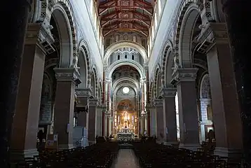 L'intérieur de la basilique de Notre-Dame de Brebières de style néo-byzantin