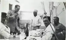 Photographie d'Albert Chemin attablé avec des officiers dans le Ksar Boudnib, mars 1931.