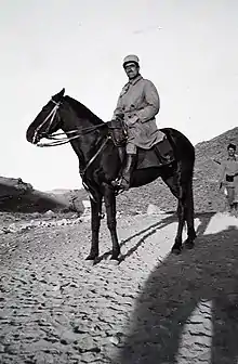 Photographie d'Albert Chemin monté sur un cheval noir pendant la campagne du Maroc, 1932.