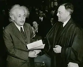 Photo du World-Telegram d'Albert Einstein recevant ses papiers de citoyen des États-Unis