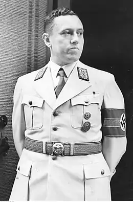 Photographie en noir et blanc d'un homme en uniforme.