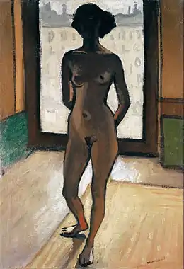 Peinture représentant une femme nue debout devant une fenêtre, en appui sur un pied, mains croisées dans le dos, visage dans l'ombre