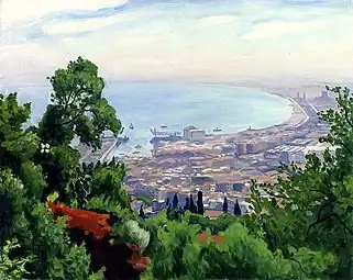 Peinture montrant un paysage avec un premier plan de végétation en surplomb, puis des maisons et au fond une baie arrondie sur la mer