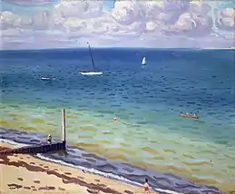 Peinture montrant un bout de plage et une mer irisée avec quelques baigneurs et voiliers, sous un ciel de nuages