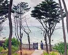 Peinture représentant un jardin avec massifs et pins ouvrant au fond sur la mer par une barrière de bois où se tient une femme