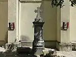 Monument aux morts surmonté d'une croix