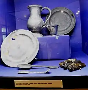 Service en étain et manches de couteaux en bois, exposés au Musée Lapérouse d'Albi.