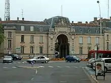 bâtiment en brique et pierre d'architecture néo-classique à toiture en ardoise surmontée d'une haute antenne en treillis. La partie centrale est occupée par un grand portail sur deux étages surmonté d'un fronton ouvragé où est portée l'inscription « gendarmerie Nationale ».