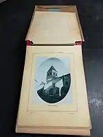 album cartonné ouvert sur la première page avec une photo de l'église de St-Just.