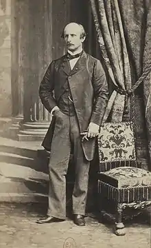 Photographie en noir et blanc montrant le portrait en pied d'Hervé de Caulaincourt.