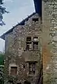 Maison en molasse avec fenêtre à meneaux
