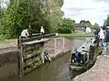 Un bateau partant à l'aval de l'écluse.