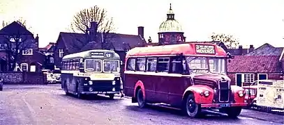 Deux bus à l'arrêt Petersfield station yard en 1970