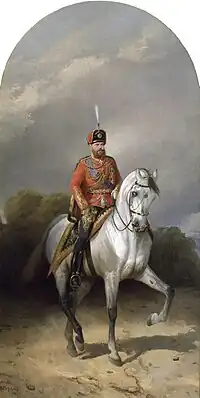 Un homme richement habillé d'un uniforme rouge, noir et or, sa toque surmontée d'une plume blanche droite, monte un cheval gris en bride qui semble piaffer.