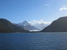 Vue du glacier depuis le canal Beagle.