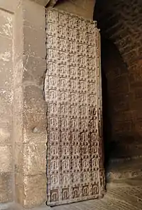 Porte ornée de motifs de fers à cheval à la citadelle d'Alep en Syrie.