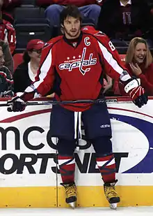 Photographie couleur d'Ovetchkine avec le maillot rouge des Capitals