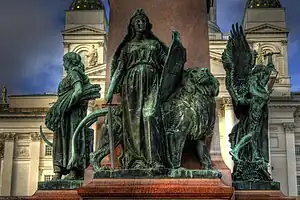 La Jeune fille finlandaise dans le monument de Walter Runeberg sur la place du Sénat à Helsinki.