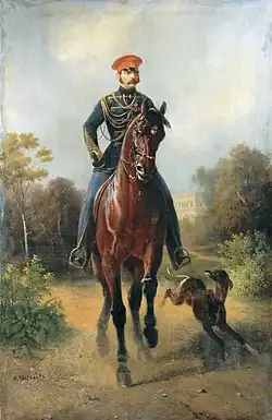 Un homme richement habillé d'un uniforme bleu foncé et or, une casquette rouge à visière noire sur la tête, monte un cheval bai en bride qui semble aller au trot; un chien de type lévrier à la robe bringée court à ses côtés.