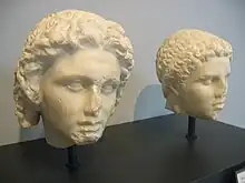 Deux sculptures représentant Alexandre et Héphaistion
