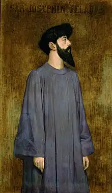 Portrait de Péladan, vêtu d'une longue robe violette et la barbe taillée en pointe, devant un fond doré.