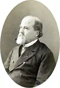 Photo d'Alexandre Bertrand l'archéologue, un peu chauve, avec un collier de barbe blanche