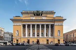Le théâtre Alexandra sur la place Ostrovski.