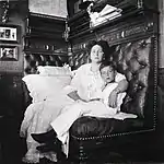 Alexandra Feodorovna et le tsarevitch Alexis dans un salon du Standart (v. 1911)