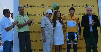 Alexis Gougeard, maillot jaune, en présence de Bernard Hinault, Henry Anglade et de Patrick McQuaid.