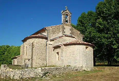 L'abside, le pignon oriental, le clocheton et une des chapelles latérales.