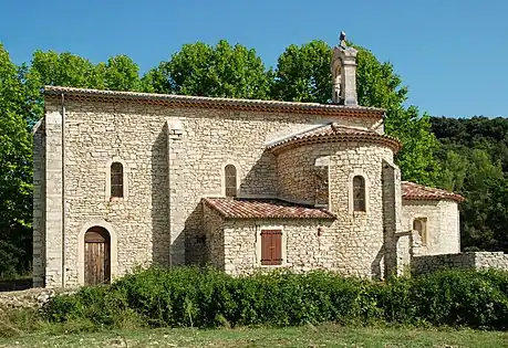 La façade et la chapelle latérale sud.