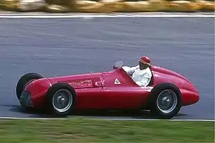 Photo d'un pilote au volant d'une Alfa Romeo 158/159, monoplace utilisée jusqu'en 1951.