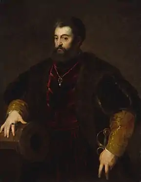 Peinture (fond marron foncé). Portrait d’un homme barbu debout, portant une tenue foncée marron et rouge.