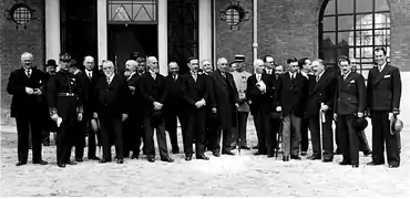 Inauguration de la Cité des Élèves (juin 1935) Clément Bressou au milieu, Emmanuel Leclainche, à gauche (chapeau à la main)