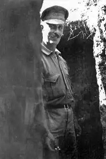 Photographie noir et blanc montrant Alfred Shout debout dans une tranchée.