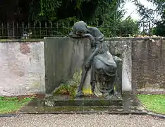 Monument après sa mutilation par les nazis déplacé dans le cimetière Saint-Louis.