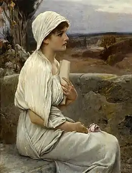 Femme assise de profil, dans une robe blanche.