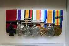 Photographie de médailles et décorations militaires.