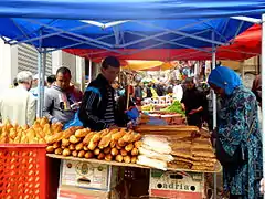Étal de baguette, matlouh et khobz chaïr (de gauche à droite) dans un souk à Oran.