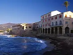 Les établissements du bord de mer.