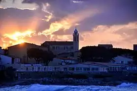 L'église Saint-Georges au crépuscule.