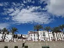 Maisons blanches à flanc de la montagne, au-dessus d'une place