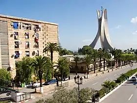 Vue du monument à l'est de la cité Diar el Mahçoul.
