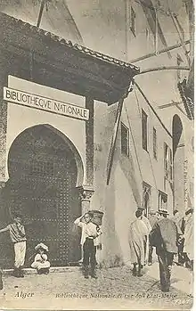 Ancienne photo de l'entrée d'un bâtiment mauresque.