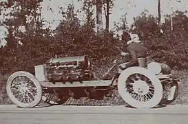 Algernon Lee Guiness, vainqueur du kilomètre de Dinan sur Darracq 200 hp 8-cylindres (décembre 1906, à 180 km/h).