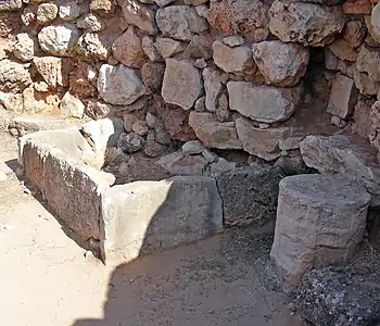 Le siège du chef, la niche dans le mur, et le bassin en plaques de pierre