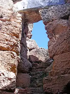 Porte avec escalier menant aux étages supérieurs depuis la cour intérieure