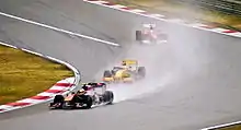 Photo de la Toro Rosso STR5 d'Alguersuari devant la Renault R30 de Petrov sous la pluie