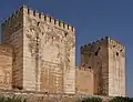 Vue rapprochée des tours de l'Alcazaba.