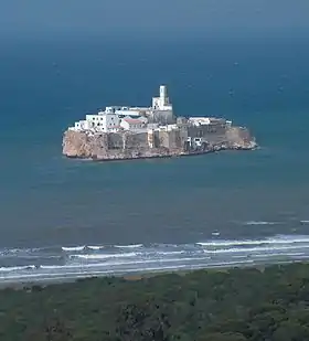 Peñón de Alhucemas, l'île principale de l'archipel vue depuis la côte marocaine